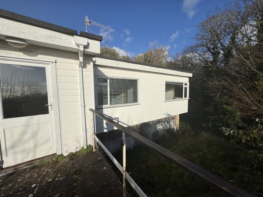 Lot: 166 - DETACHED HOUSE FOR IMPROVEMENT WITH SEA VIEWS IN A POPULAR CUL-DE-SAC LOCATION - View to back